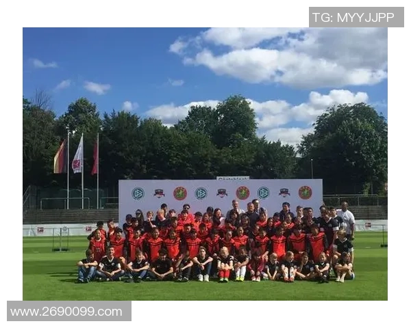 足球盛况:激情四溢的绿茵场上演绎梦想与荣耀的传奇之旅 足球盛况:激情四溢的绿茵场上演绎梦想与荣耀的传奇之旅